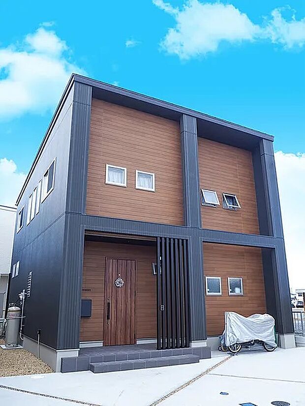 【【施工例】外観】大胆なクロスをデザインに採用した外観