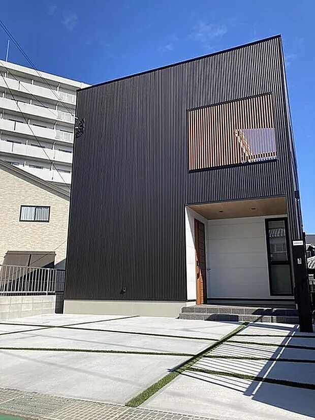 【【施工例】外観】重厚感と落ち着きのある外観。