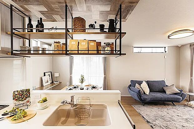 【【施工例】キッチン】清潔感と開放感がある白いキッチンは、自然と掃除したくなる傾向があるんです。