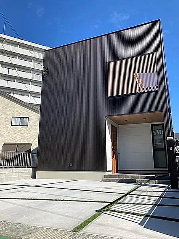 【【施工例】外観】重厚感と落ち着きのある外観。