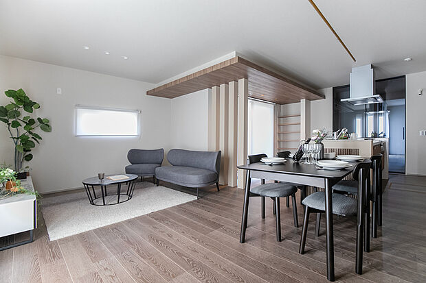 L字型リビングは、くつろぐスペースと食事スペースを自然に分けられ開放感たっぷり。程よい区切りで家族が集まりやすく、快適で居心地の良い空間に/15号地