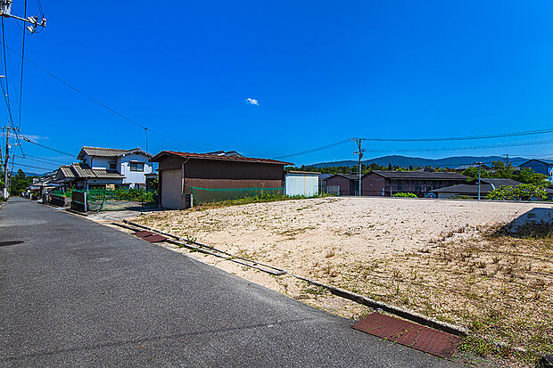 南側が開けているため陽当たりが良く、室内までやわらかな光がたっぷり届く明るい住環境。開放感があり、家族みんなが心地よく過ごせる住まいです。