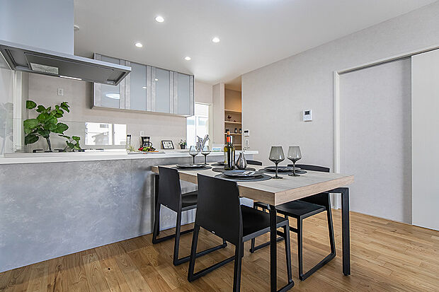 【【ナチュラルモダン】毎日の家事を楽しく!対面キッチンを採用♪】対面式なのでキッチンからリビング内全体の様子が伺えます。家事・育児で忙しい奥様には嬉しい設計です☆/5号地