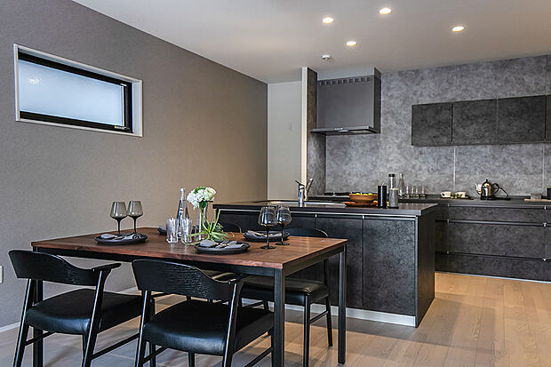 【【シンプルモダン】毎日の家事を楽しく!II型キッチンを採用♪】II型アイランドキッチンを採用◎キッチン上部には吊り戸、キッチン横は洗面室など毎日の家事に忙しいママに嬉しい家事ラク間取りです!/2号地