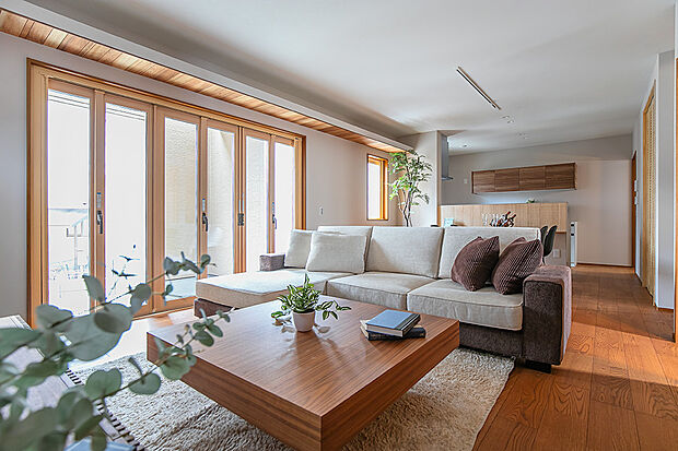 【リビング|陽あたり&風通しが良くとっても気持ち良い♪】南西向きの窓からたっぷり光が差し込み、ゆとりあるLDKが明るく爽やかな空間に。採光をしっかり確保できるレイアウトです。/12号地