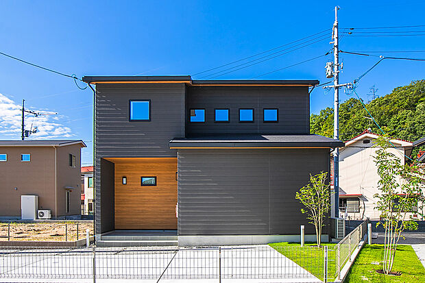 【14号地外観】【4LDK】カウンター付きの小上がり畳コーナーは、お子様の勉強スペースとしても便利。
パントリーやWICなど、豊富な収納を備えた使い勝手の良い間取りです。