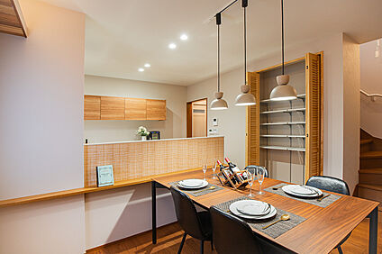 キッチン｜収納ばっちりパントリーで清潔感のあるキッチンに◎