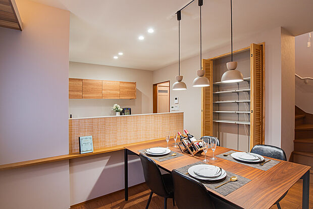 【キッチン|収納ばっちりパントリーで清潔感のあるキッチンに◎】キッチンに併設されたパントリー♪
食器はもちろんのこと保存食の収納など、用途は自由!!
目が届く場所だからこそ、たっぷりの収納で見た目をスッキリさせます。/12号地