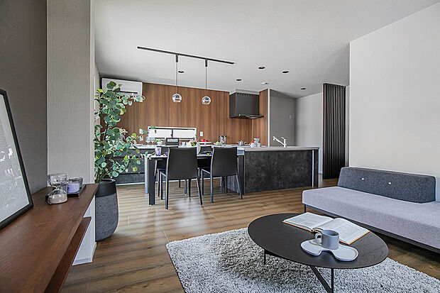 【リビング｜帰宅後リビングを通るしかけで毎日家族を感じられる◎】ダイニング、リビングで過ごすご家族とコミュニケーションを取りながら家事を進めることができ、毎日の洗い物や食事の用意も楽しいひとときに。