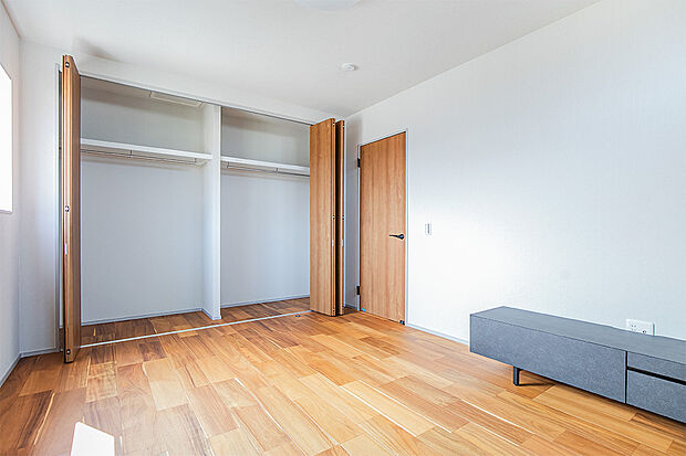 【2F居室｜各部屋収納付きですっきりしたスペースに。】２面採光のお部屋！各部屋に収納付きの為、散らかりがちなお部屋を綺麗に整理でき有効的にお使いいただけます♪