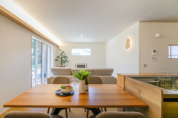 【リビング｜陽あたり＆風通しが良くとっても気持ち良い♪】家族の集うリビングだから、陽あたり風通しはイイ方が良い。ゆとりのあるLDKが爽やかな光に包まれます。/1号地