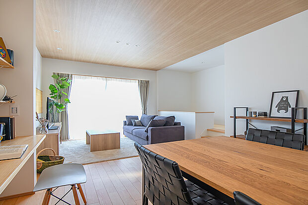 【キッチン|家事動線を意識した水廻り短縮プランを採用♪】キッチン隣に洗面室がある、家事動線を意識した水廻り短縮プラン。
お料理をしながらお風呂掃除や洗濯機をまわしたり...時短の「ながら家事」が叶います!