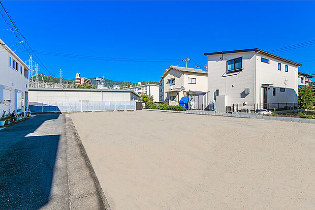 【現地|9月上旬撮影】前面道路は ゆとりの4m幅。車がスピードを出しにくいため、小さなお子様のいるご家庭でも安心です。