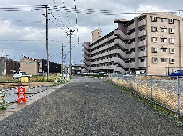 現地 前面道路写真(2025年11月撮影)