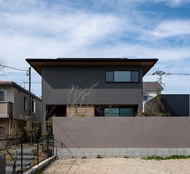 【古賀中央宿泊展示場】同分譲地内に泊まれる展示場がございます。ぜひ東宝ホームの住み心地をご体感ください。完全予約制です。ご見学も受け付けております。ご宿泊・ご見学の際は東宝ホームhit香椎宮前住宅展示場までご連絡ください。（問合せ先：092-672-8785）