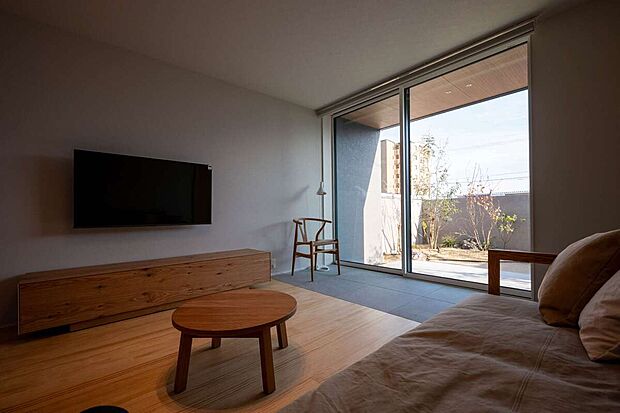 【古賀中央宿泊展示場】土間続きにテラスへとつながる