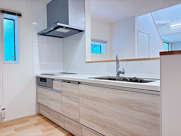 【サニーガーデン福間駅南3工区　22号地】【22号地】
手元が隠れ生活感を感じさせないシステムキッチン。水廻りをまとめているのでトイレ→洗面化粧台→脱衣所→浴室と繋がっており家事効率の良い動線です。