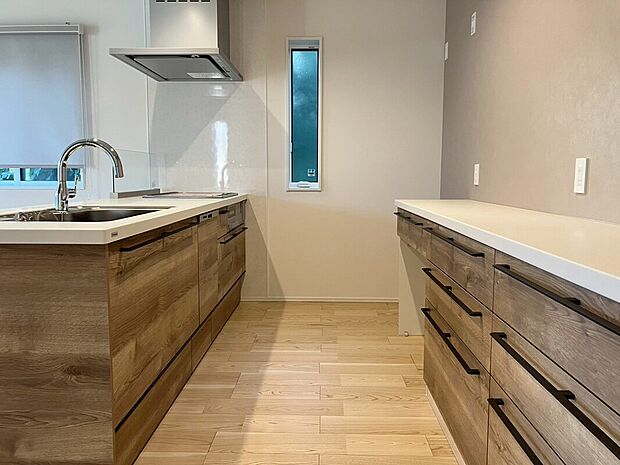 キッチンと同じ木目調で統一されたカップボード