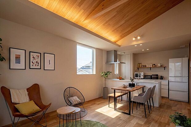 【5号地イメージパース】
キッチン・ダイニング。木目調の勾配天井がお洒落なキッチンを演出しています。心地良い明かりが差し込み心地良い食卓で家族の会話も弾みます(実際に家具は配置されておりません)