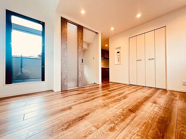 【施工例LDK】広々としたLDKは家族みんなが自然に集まり、会話や団らんを楽しめる快適空間です。明るい採光と開放感あふれる空間で、毎日の暮らしがより豊かで心地よくなります。