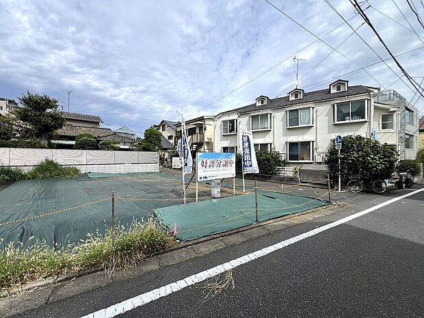 【更地時現地】西武池袋線「椎名町」駅徒歩6分の好立地。通勤・通学に便利で、都心へのアクセスもスムーズです。周辺には生活利便施設も揃い、毎日の暮らしを快適に支える利便性良好な住環境です。