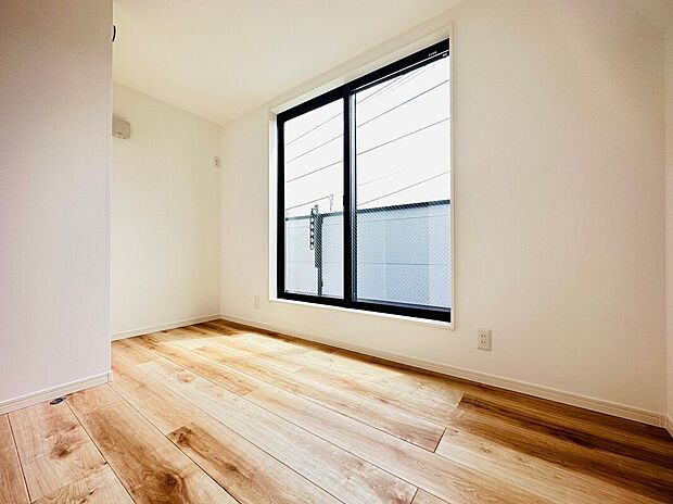 【施工例洋室】明るい採光が心地よい洋室は、寝室や子ども部屋、ワークスペースとしても活用可能。家具配置もしやすく、ライフスタイルに合わせて柔軟に使える快適な空間です。