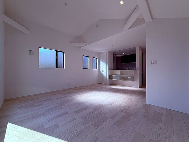 【LDK】光と風が行き渡るLDKは、家族が自然に集まる居心地の良い空間。ゆったりとした広さと落ち着く雰囲気で、日常の何気ない時間も特別に感じられる設計です。