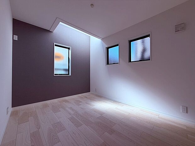 【洋室】天窓のある洋室は、空を眺めながらリラックスできる特別な空間。柔らかな自然光が差し込み、読書や趣味の時間も心地よく、家族の癒しのひとときを演出します。