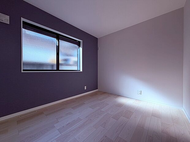 【洋室】シンプルで洗練された洋室は、家具配置や収納も考慮された設計。使いやすく居心地の良い空間で、毎日の生活に便利さと落ち着きをもたらします。