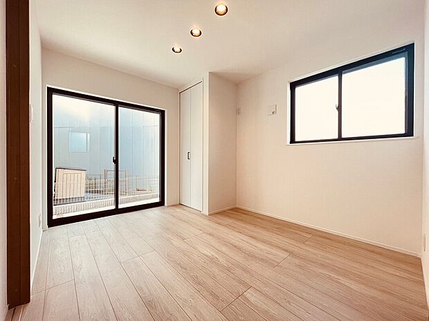 【【施工例】洋室】落ち着いた雰囲気の洋室は、趣味や読書、テレワークなど多目的に活用可能。収納も備わり、すっきり片付けられるため快適で心地よい暮らしを実現できます。