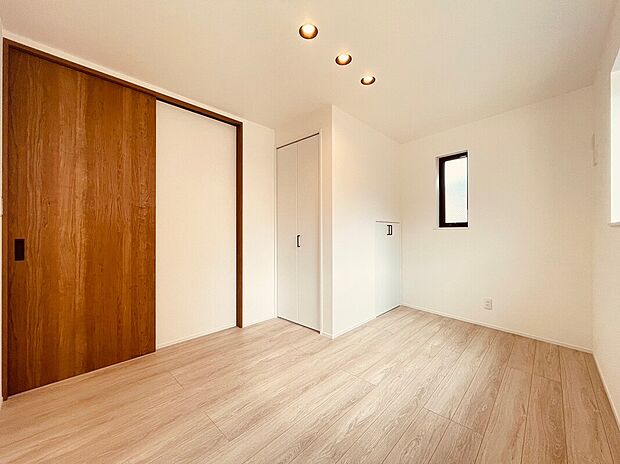 【【施工例】洋室】採光と通風に恵まれた洋室は、家具の配置もしやすく快適な空間。寝室や書斎、子ども部屋としても活用でき、ライフスタイルに合わせて自由に使える一室です。