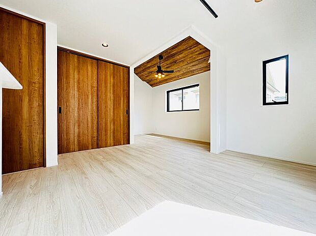 【【施工例】LDK】採光と通風に優れた開放的なLDKは、家族が集まる憩いの空間。日中は明るい光が広がり、夜は落ち着いた雰囲気でくつろげます。食事や団らんはもちろん、趣味や読書など自分時間も快適に楽しめる住まいの中心です。