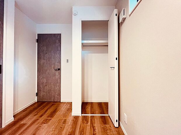 【【施工例】収納】収納力が高く、衣類や小物もすっきり整理できるクローゼットです。棚やハンガーが使いやすく、毎日の身支度がスムーズに行え、家族みんなが快適に使える便利で居心地の良い空間です。