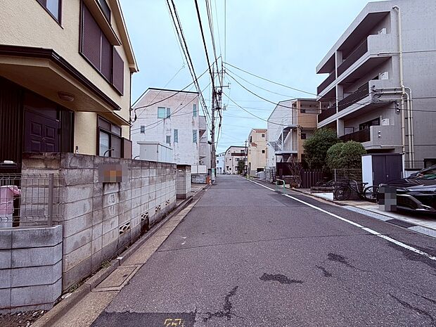 【前面道路】南面道路につき明るく開放的な立地。旗竿地のため車通りや人目を気にせず、プライベート性を確保できます。前面道路も整った街並みで、穏やかな暮らしを叶えます。
