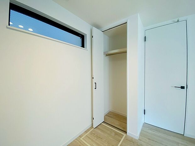 【【施工例】収納】使い勝手の良いクローゼットは、家族の衣類や荷物をまとめて収納できる頼もしい存在。整理整頓しやすく、毎日の身支度もスムーズに行えます。