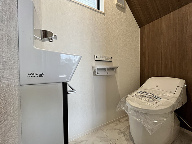 【【リフォーム後イメージ】トイレ】清潔感あふれるトイレは、毎日の暮らしに安心感を与える空間。収納や手すりなど使い勝手にも配慮され、家族全員が快適に利用できる設計です。