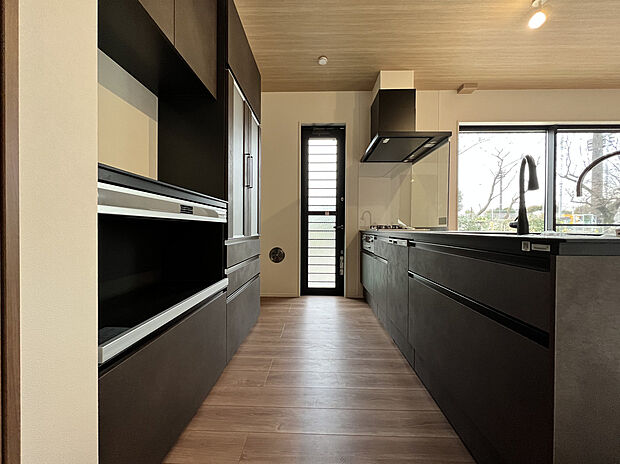 【【リフォーム後イメージ】キッチン】使い勝手の良いキッチンは、調理動線や収納を考慮した設計で毎日の家事がスムーズ。明るい採光と換気も確保され、快適に料理できる空間です。