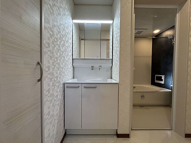 【【施工例】洗面化粧台】清潔感のある洗面化粧台は、毎日の身支度を快適にサポート。使いやすい設計で朝の準備もスムーズに行えます。収納スペースも備え、洗面まわりをすっきり保てる便利な空間です。