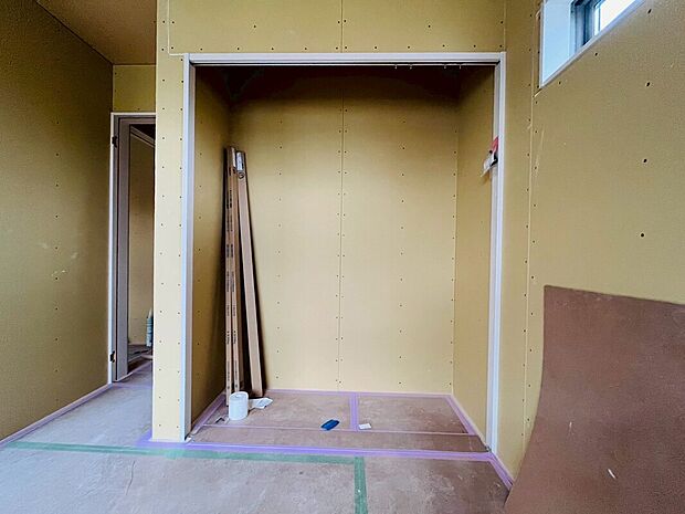 【【建築中】収納】豊富な収納力を備えたクローゼットが、衣類や小物、季節用品までまとめてすっきり収納できます。生活空間を広く有効活用できるため、お部屋を美しく保ちやすく、毎日の暮らしをより快適にしてくれます。