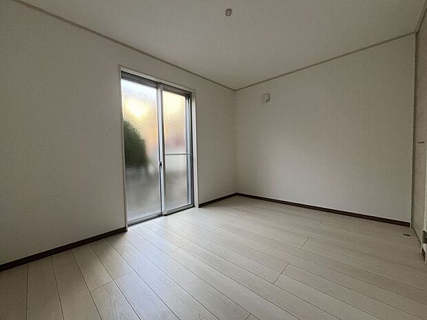 【【施工例】洋室】明るい光が差し込む洋室は、落ち着いて過ごせる心地よい空間。寝室や子ども部屋、書斎などライフスタイルに合わせて使える、使い勝手の良いプライベートルームです。