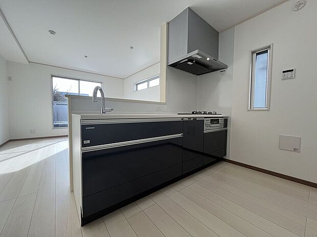 【【施工例】キッチン】使い勝手の良いキッチンは、毎日の料理を快適にサポートする機能的な空間。作業スペースも確保されており、効率よく調理ができます。日々の家事がはかどる、暮らしに寄り添うキッチンです。