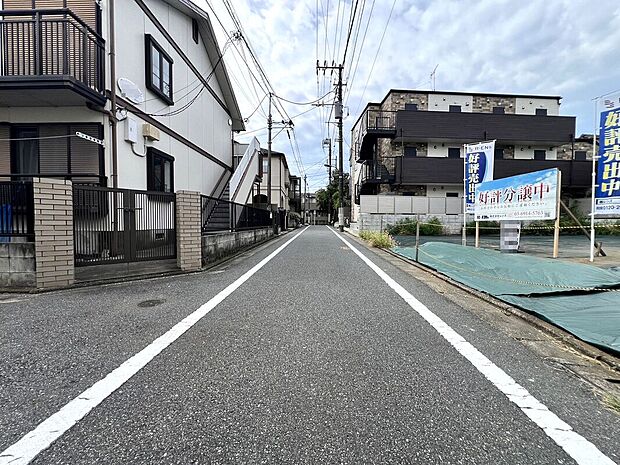 【前面道路】住まいに品格とゆったりとした雰囲気をもたらす落ち着いた住環境。穏やかな街並みが日々の暮らしに安らぎを与え、心地よい時間を演出します。長く安心して暮らせる魅力あるロケーションです。