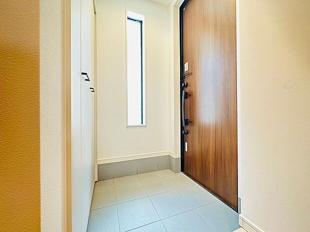 【【施工例】玄関】住まいの第一印象を彩る玄関は、明るくすっきりとした空間設計。圧迫感のない開放的なつくりで、出入りもスムーズに行えます。帰宅のたびに心地よさを感じられる、快適なエントランス空間です。