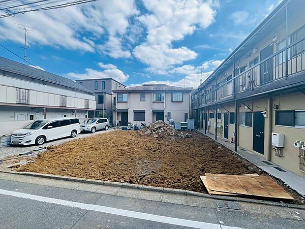 【【建築中】外観】学区内の小学校まで徒歩2分と近く、お子さまの通学も安心。周辺には公園や生活施設も揃い、日々の暮らしを支える環境が整っています。子育て世帯にうれしい、安心で快適な住環境が魅力です。