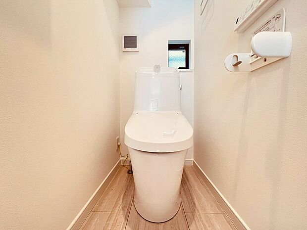 【【施工例】トイレ】機能性と快適性を兼ね備えたトイレ。温水洗浄便座付きで使い心地にも配慮し、清潔な空間を維持しやすい設計。毎日何気なく使う場所だからこそ、心地よさを実感できる設備です。