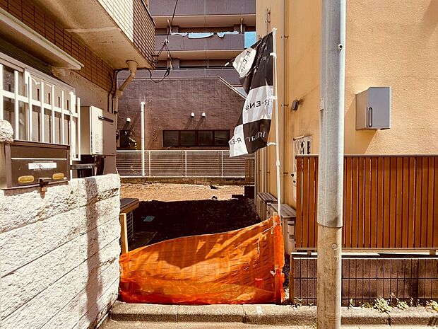 【更地時現地写真（南西側）】ハイグレードな設備仕様を採用し、快適性と機能性を追求した住まい。毎日の暮らしをより便利に、より豊かに彩る充実の設備が整っています。
