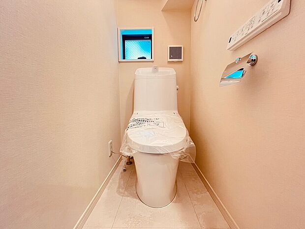 【【施工例】トイレ】落ち着いた雰囲気で、毎日快適に使えるトイレ空間。清潔感のある内装と使いやすい設計で、お手入れもしやすく快適にご利用いただけます。心地よく過ごせる、安心感のある空間に仕上げました。
