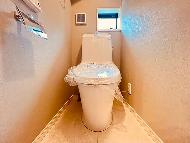 【【施工例】トイレ】清潔感あふれる快適なトイレ空間。毎日使う場所だからこそ使いやすさに配慮し、落ち着いた雰囲気の中で気持ちよくご利用いただける設計です。