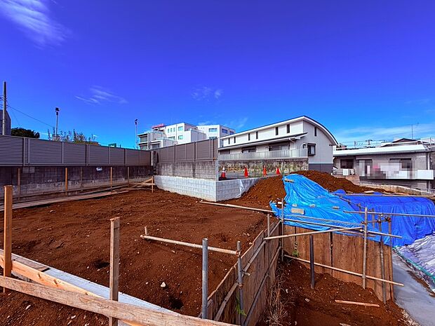 【【建築中】外観】完成へ向かう住まいの今を、ぜひ現地でご覧ください。建築の進み具合を実際に見ながら、これから始まる新しい暮らしをイメージしていただけます♪