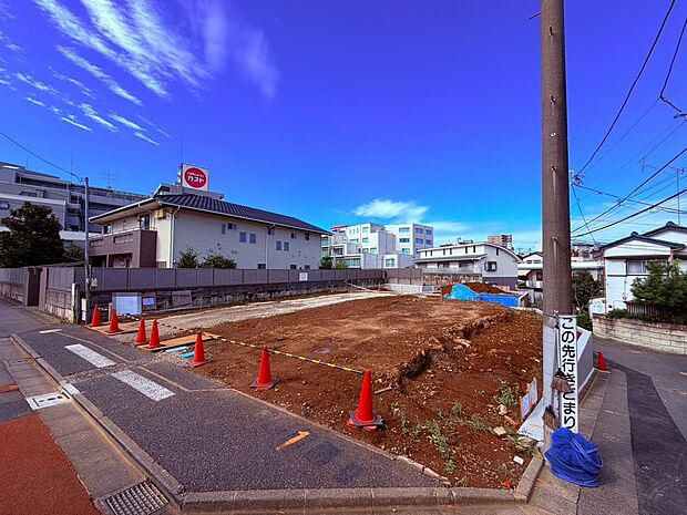 【【建築中】外観】新生活の舞台となる住まいを、現在丁寧に建築中です。完成に向けて着々と工事が進み、少しずつ形になっていく住まいの姿に、完成後の暮らしへの期待が膨らみます。